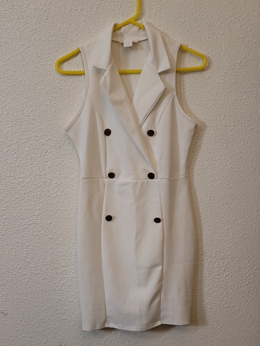 Sleeveless White Double-Breasted Sheath Dress with Lapel Collar